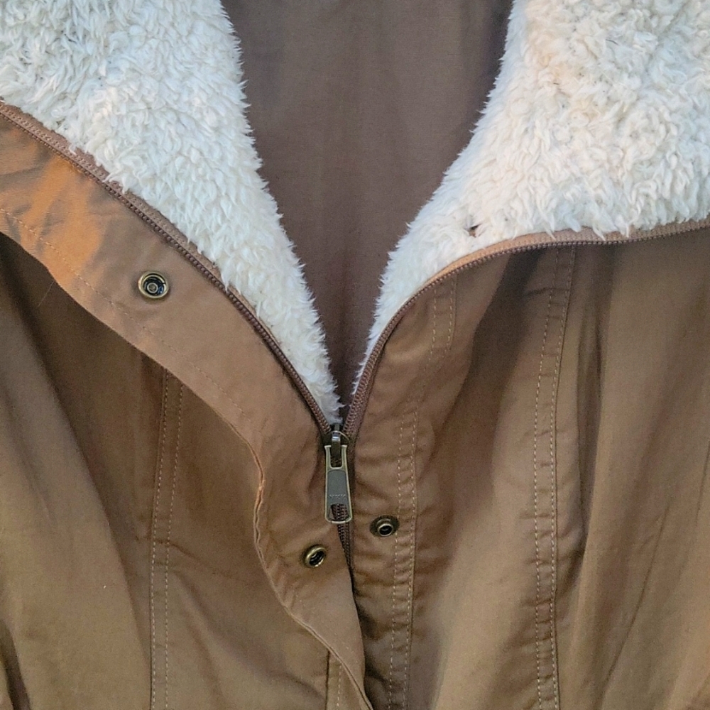 Woman's Columbia Light Weight Spring Jacket - Picture 2 of 5